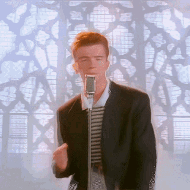 Rick Astley tanzt und rickrollt. Musikvideo Ausschnitt aus ’Never gonna give you up’.